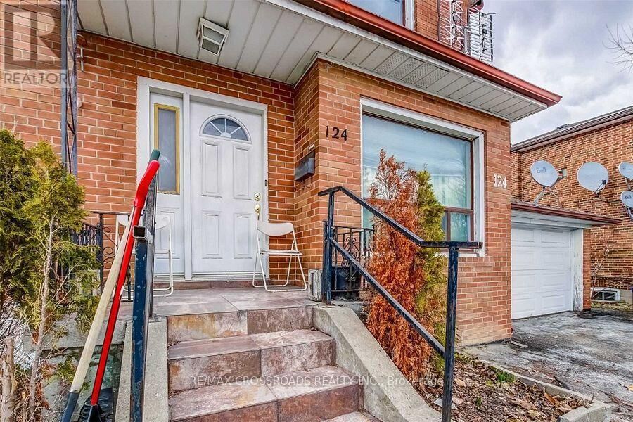 Property Photo:  124 Major Mackenzie Drive East Main  ON L4C 1H1 