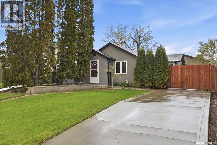 Property Photo:  908 L Avenue N  SK S7L 2R6 