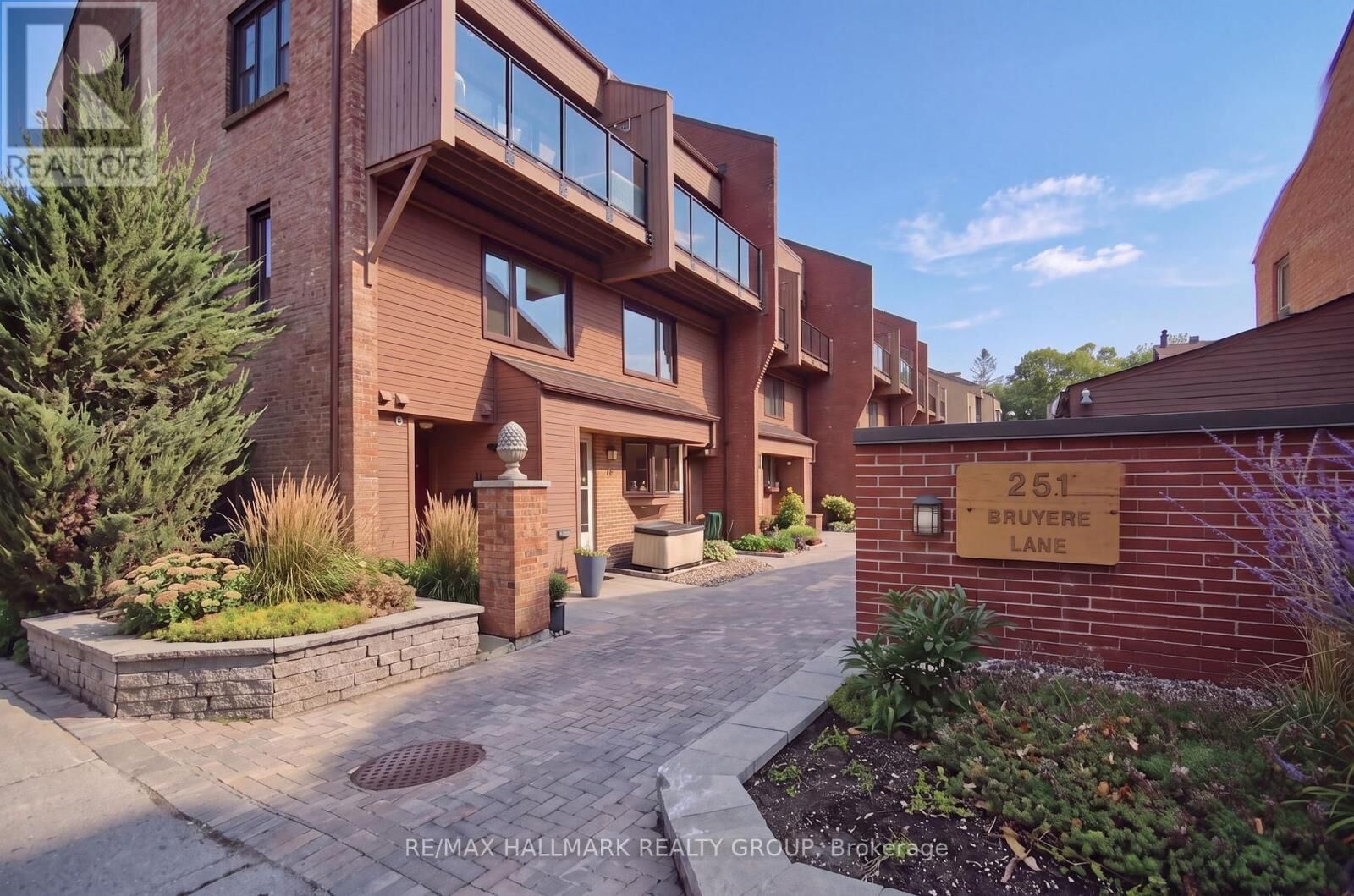 Property Photo:  251 Bruyere Street 12  ON K1N 5E5 