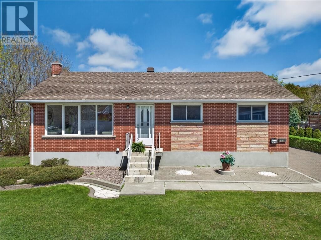 Property Photo: 762 Robinson Drive ON P3E 2J3