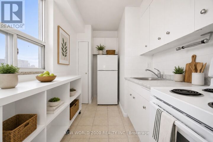 Property Photo:  88 Bernard Avenue 1008  ON M5R 1R7 
