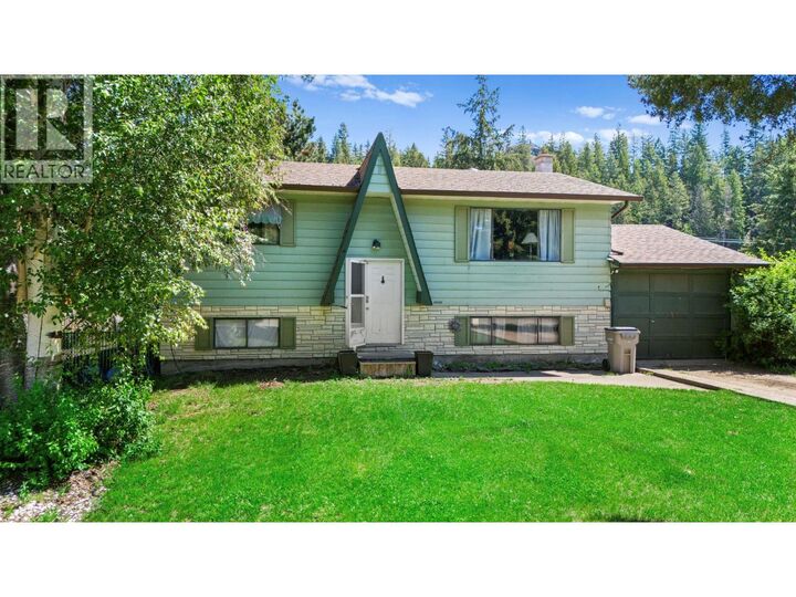 4686 Spruce Crescent — photo 1