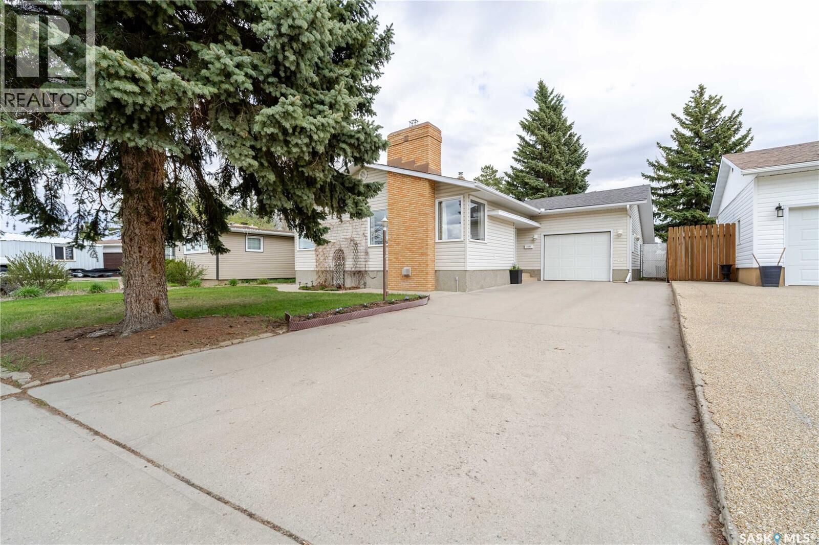 Property Photo:  1325 King Crescent  SK S6H 3G3 