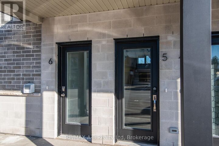 Property Photo: 37 Lane Unit #5 ON N5A 0K6