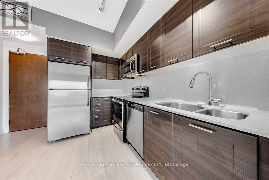 Property Photo: 2200 Lakeshore Boulevard 1003 ON M8V 1A4