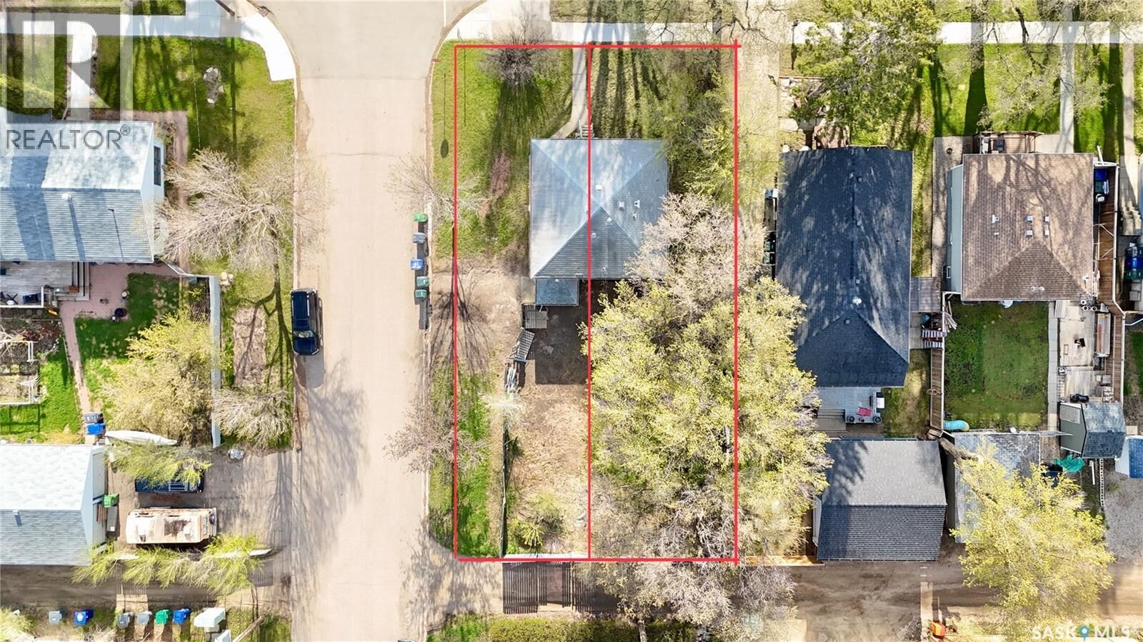 Property Photo:  2102 Herman Avenue  SK S7M 0N2 
