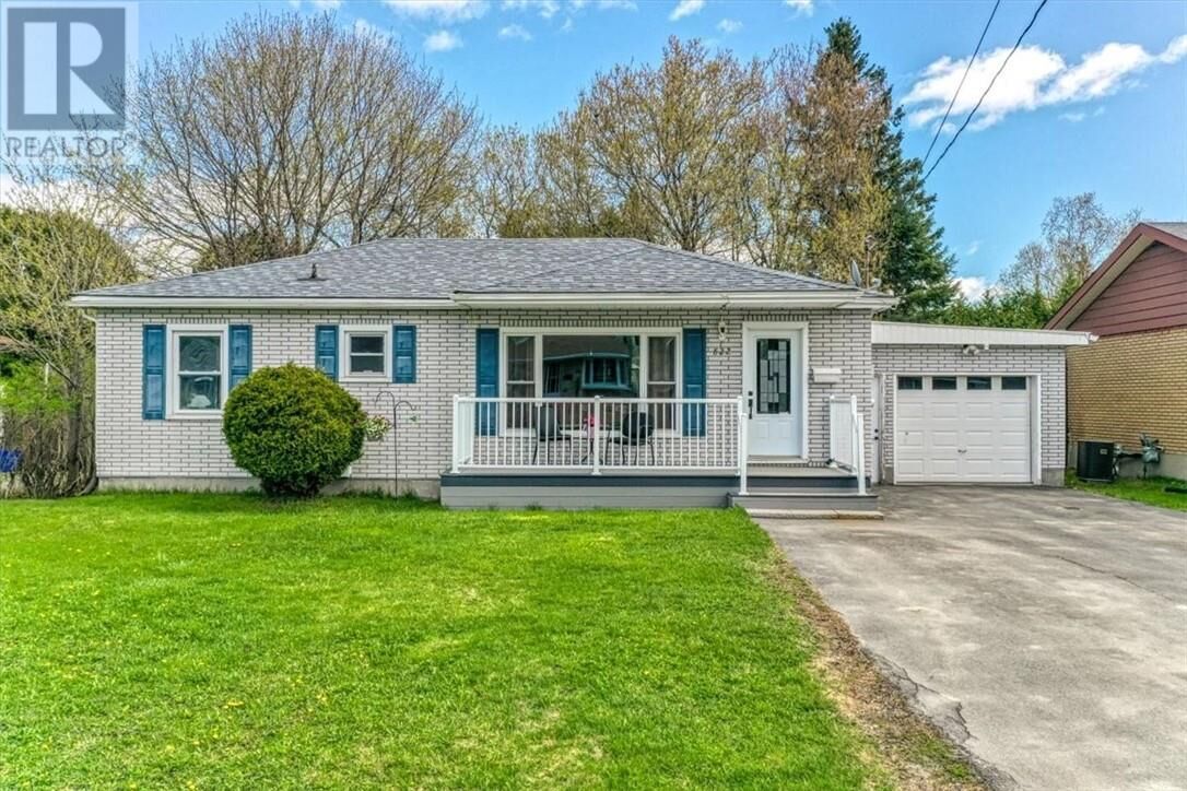 Property Photo:  822 Afton Avenue  ON P3A 3R9 