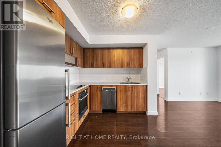 Property Photo: 255 Village Green Square 1505 ON M1S 0L7
