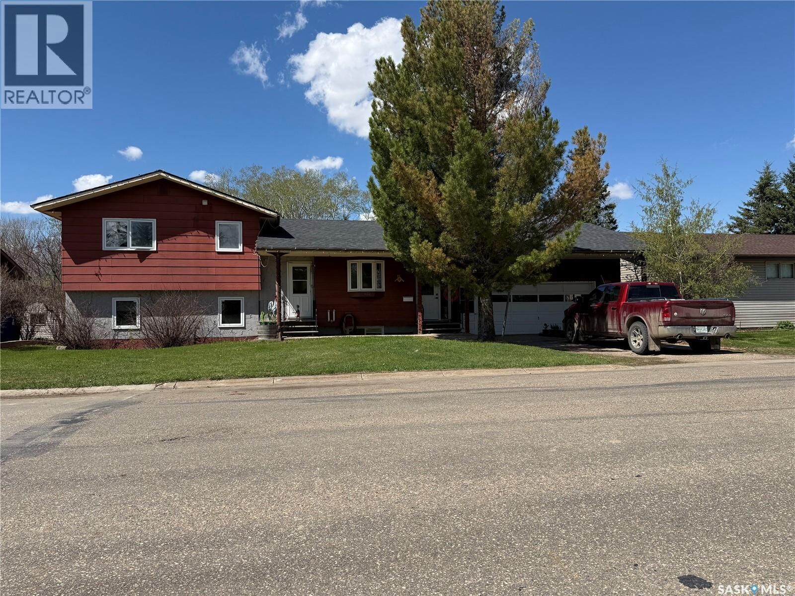 Property Photo:  402 9th Avenue  SK S0K 3R0 