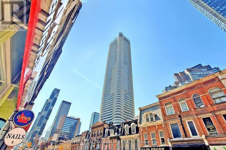 Property Photo:  11 Wellesley Street West 5510  ON M4Y 0G4 