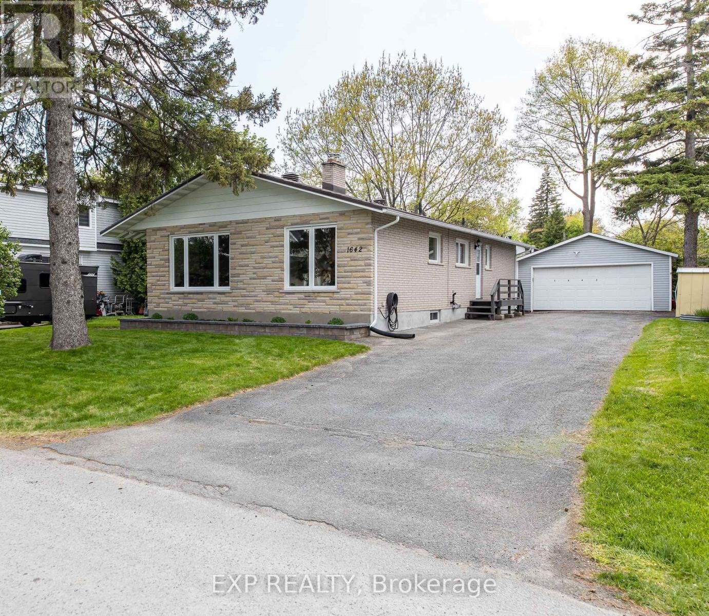 Property Photo:  1642 Valmarie Avenue  ON K2C 1W1 