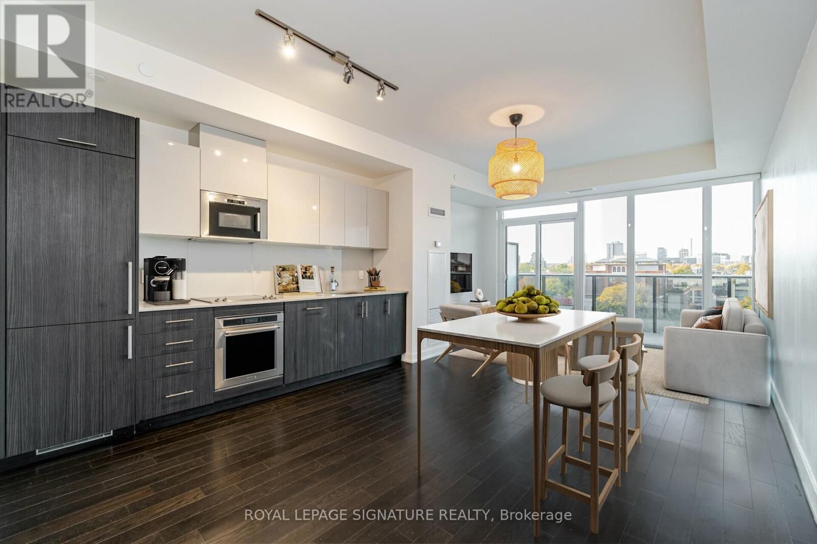 Property Photo: 330 Richmond Street West 811 ON M5V 1X2