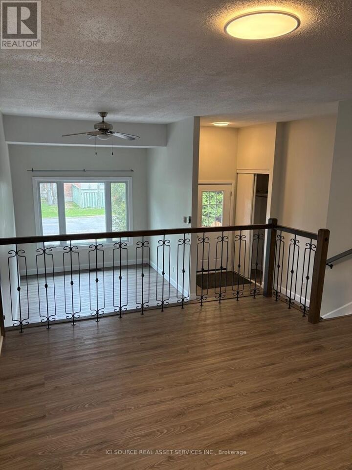 Property Photo:  2 Caribou Avenue  ON K2S 1M5 