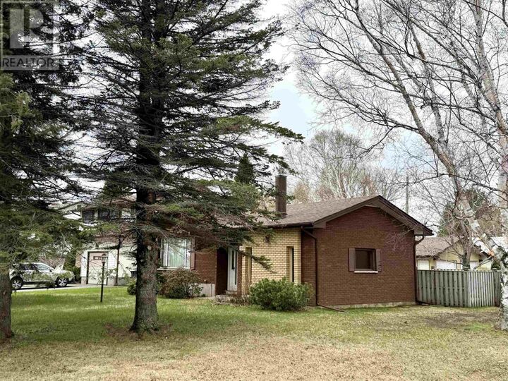 Property Photo:  737 Confederation Dr  ON P7E 3N5 