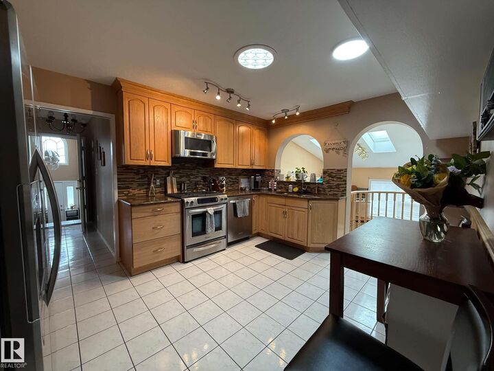 2812 35 Street NW — photo 1