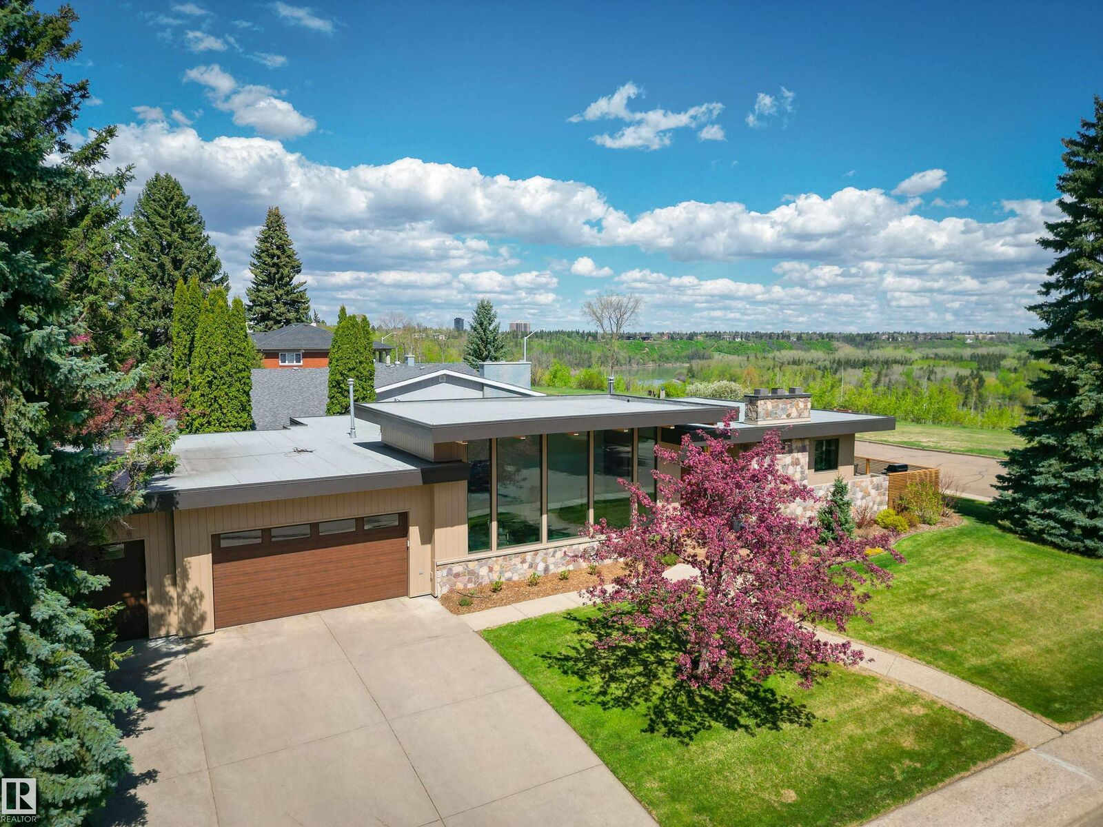 Property Photo:  2 Valleyview Crescent NW  AB T5R 5S4 