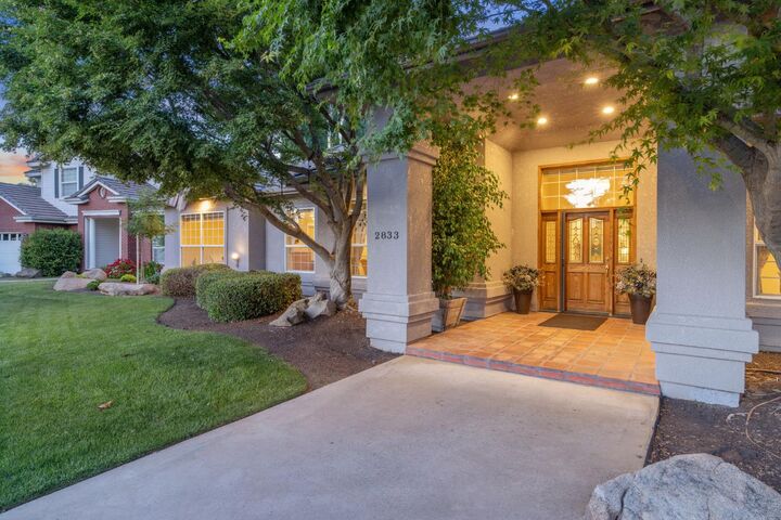 Property Photo: 2833 E Laura Court CA 93292