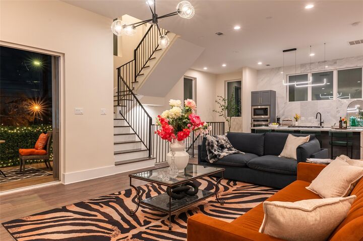 Property Photo:  915 Thompson Street  TX 77007 