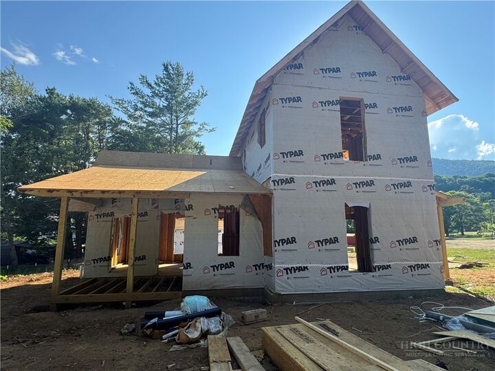 Property Photo:  2 North Jefferson Avenue  NC 28694 