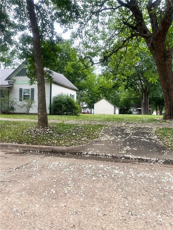 Property Photo:  1015-1017 N 6th Street  KS 67301 
