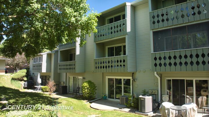 Property Photo:  553 Oakbrook Circle  MI 48433 