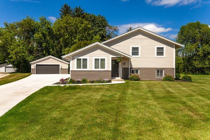 Property Photo: N20w28282 Oakton Rd WI 53072