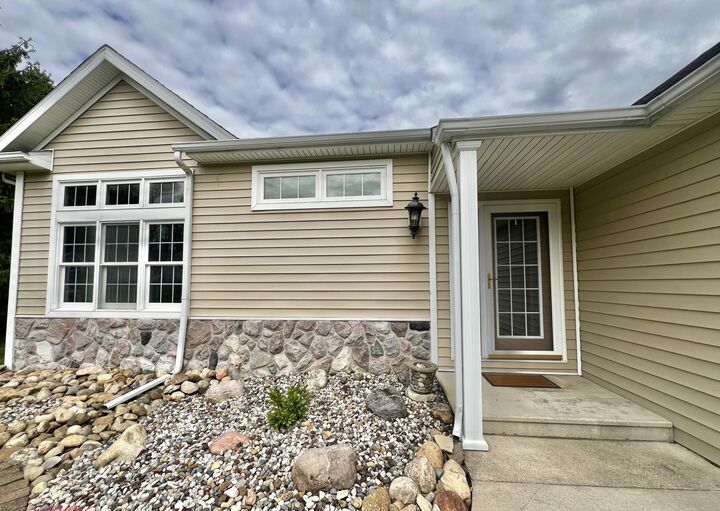 Property Photo:  115 Stony Ridge Court  MI 49242 