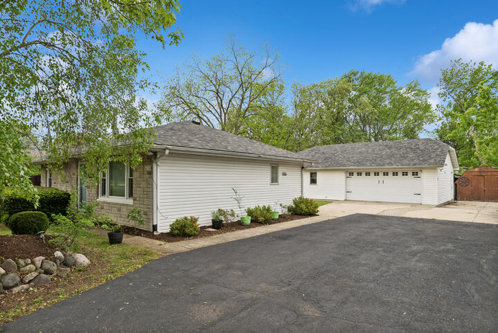 Property Photo:  1404 Wilson Court  IL 60099 