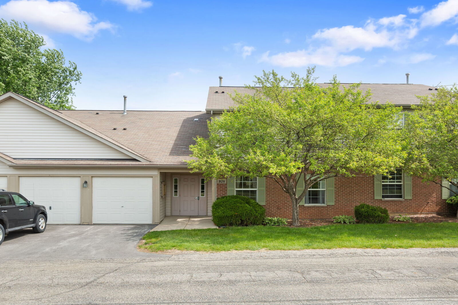 Property Photo:  928 N Village Drive 2  IL 60073 