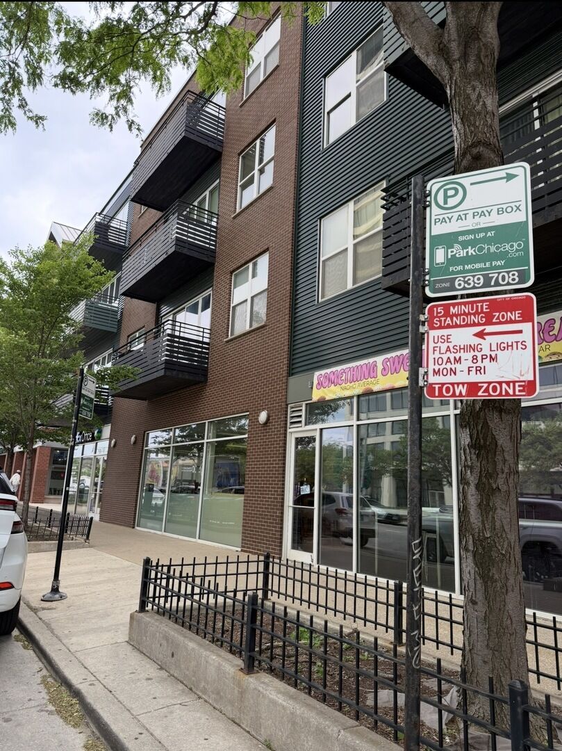 Property Photo:  17 W 35th Street 303  IL 60616 