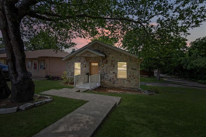 Property Photo: 1303 Arizona Avenue TX 75216