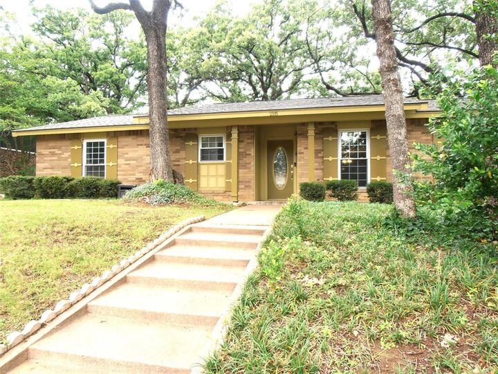 Property Photo:  2911 Norwood Lane  TX 76013 