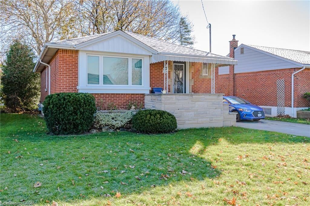 Property Photo: 83 Fernwood Crescent Upper ON L8T 3L2