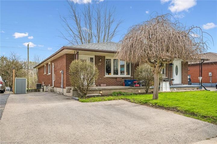 Property Photo:  27 Vicmount Drive  ON N2M 2A2 