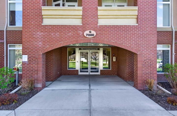 Property Photo: 14 Hemlock Crescent SW 7305 AB T3C 2Z1