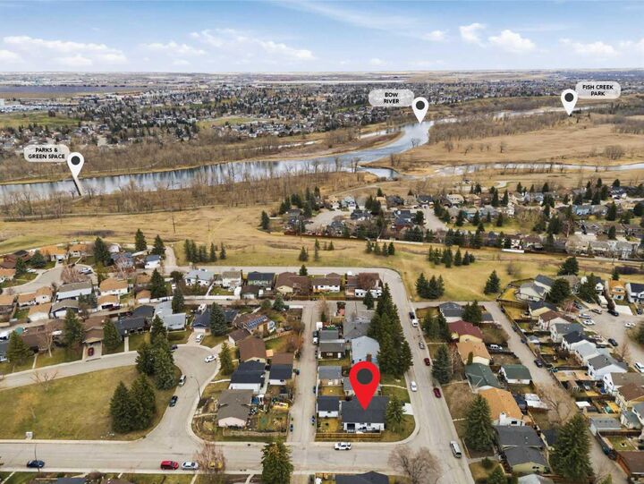 Property Photo: 428 Queen Anne Way SE AB T2J 4R9