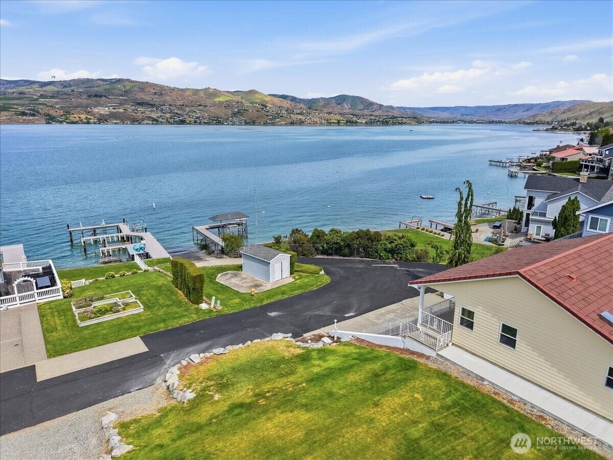 Property Photo:  1496  S Lakeshore Road  WA 98816 