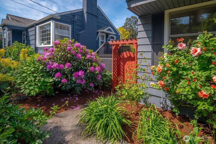 Property Photo:  5421  48th Avenue SW  WA 98136 