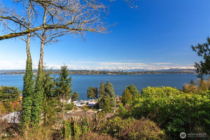 Property Photo:  520  36th Avenue E  WA 98112 