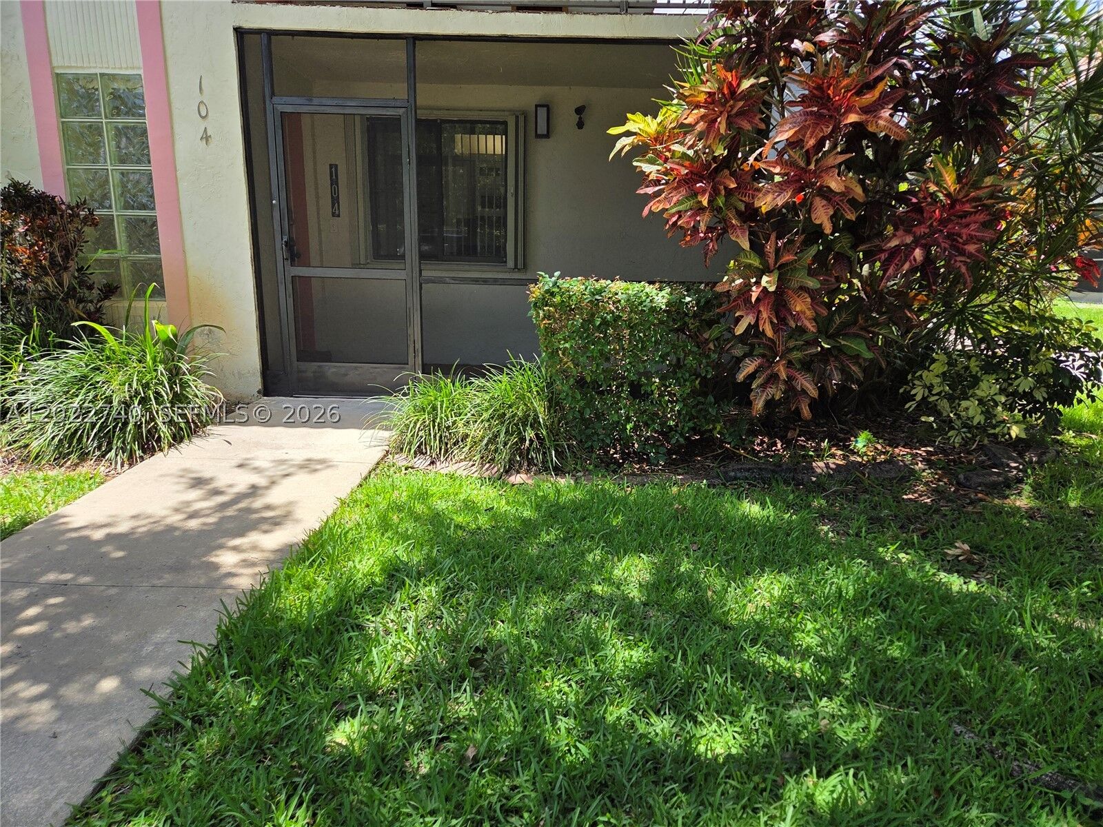 Property Photo:  413 Lakeview Dr 104  FL 33326 