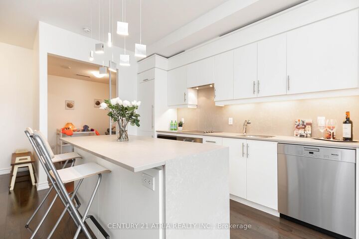 Photo de la propriété: 23 Glebe Road W 519 ON M5P 0A1