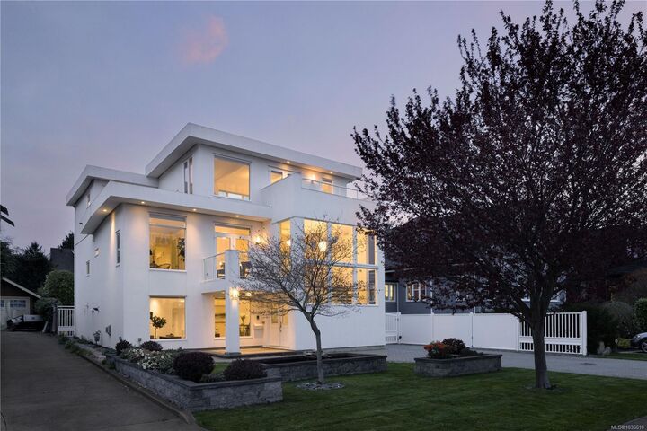 376 King George Terr — photo 1