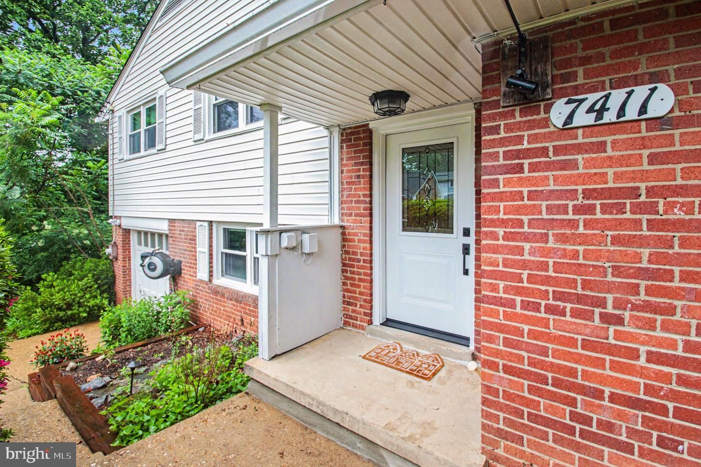 Property Photo: 7411 Ellwood Place VA 22150
