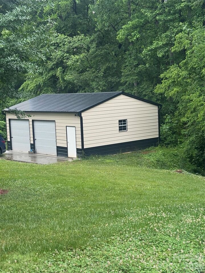 Property Photo:  190 Meadow Glen Drive  NC 28166 