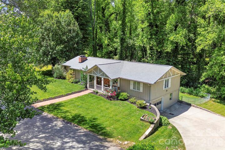 Property Photo:  711 Oak Terrace Lane  NC 28791 