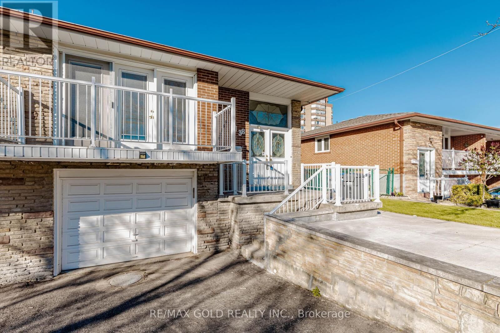 Property Photo: 38 Achill Crescent ON L5B 1L1