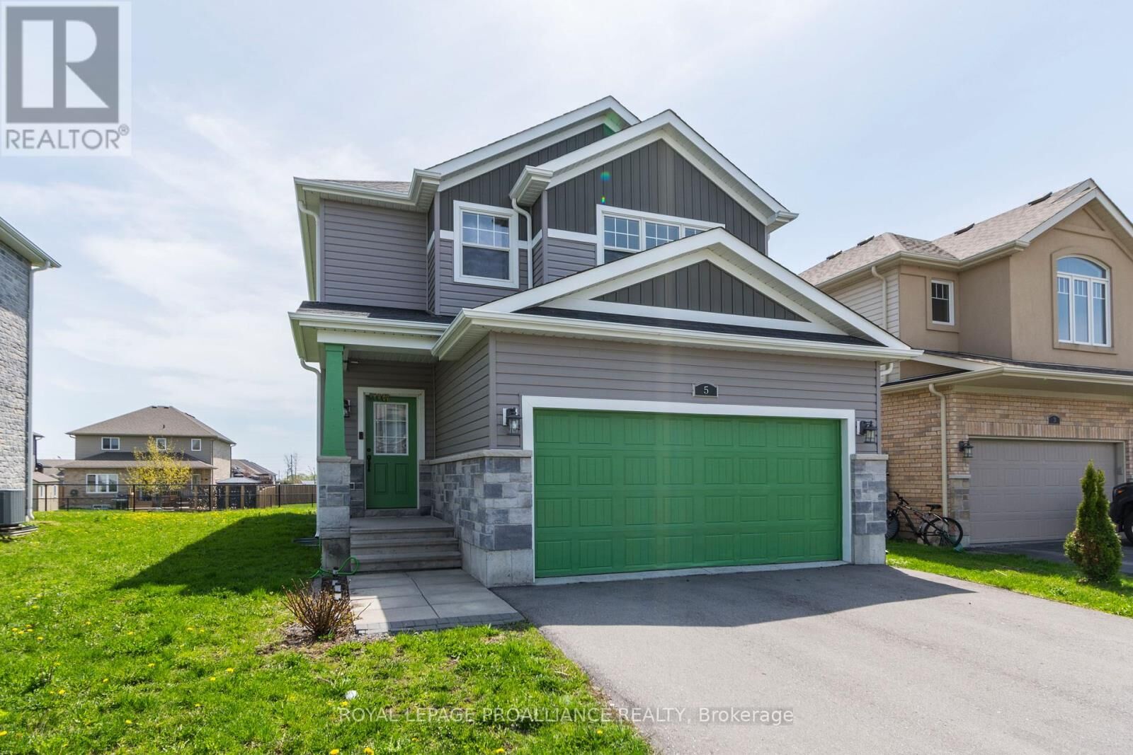 Property Photo: 5 Cottonwood Drive ON K8N 0J3