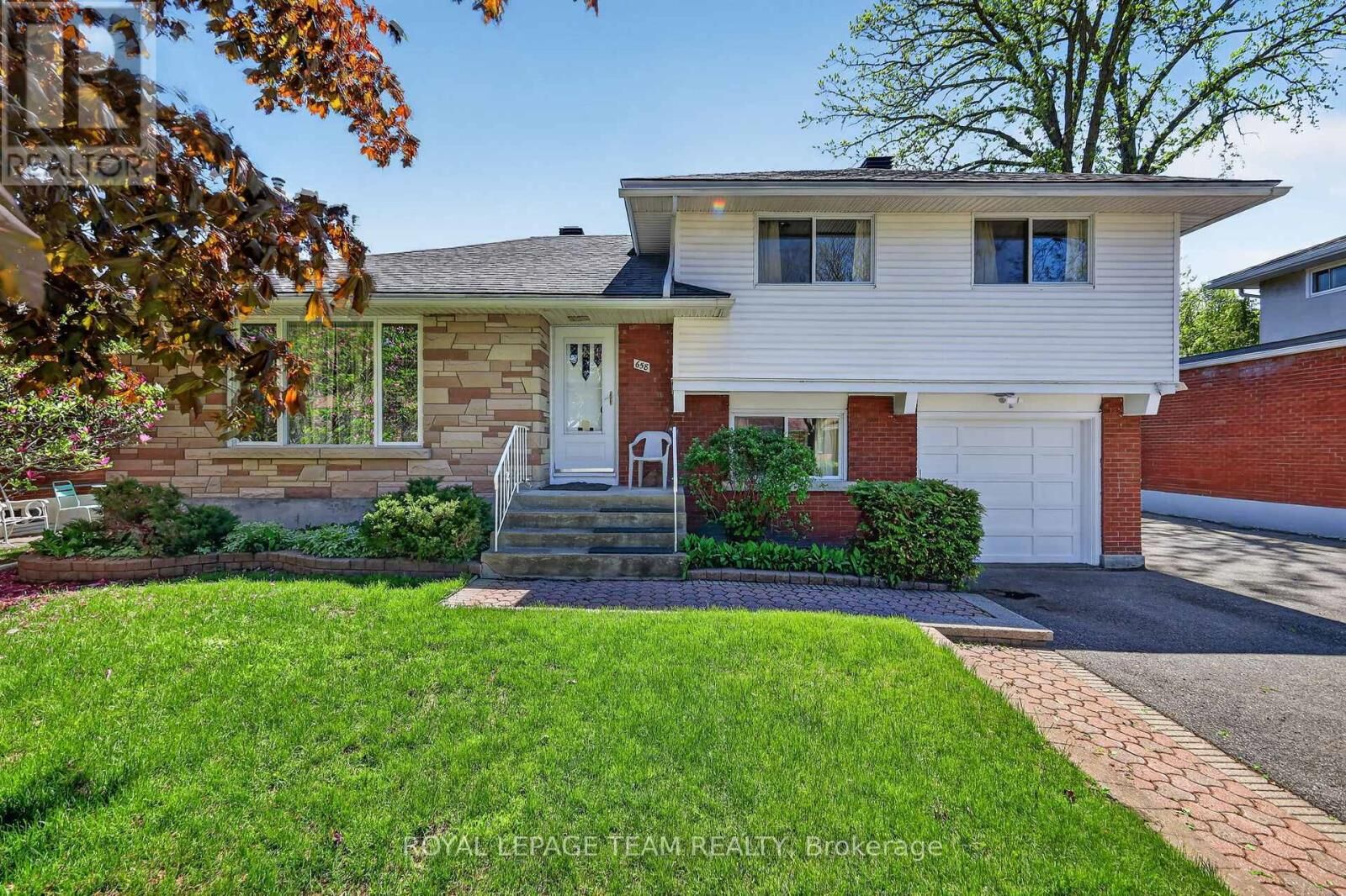 Property Photo: 658 Tillbury Avenue West ON K2A 1A1