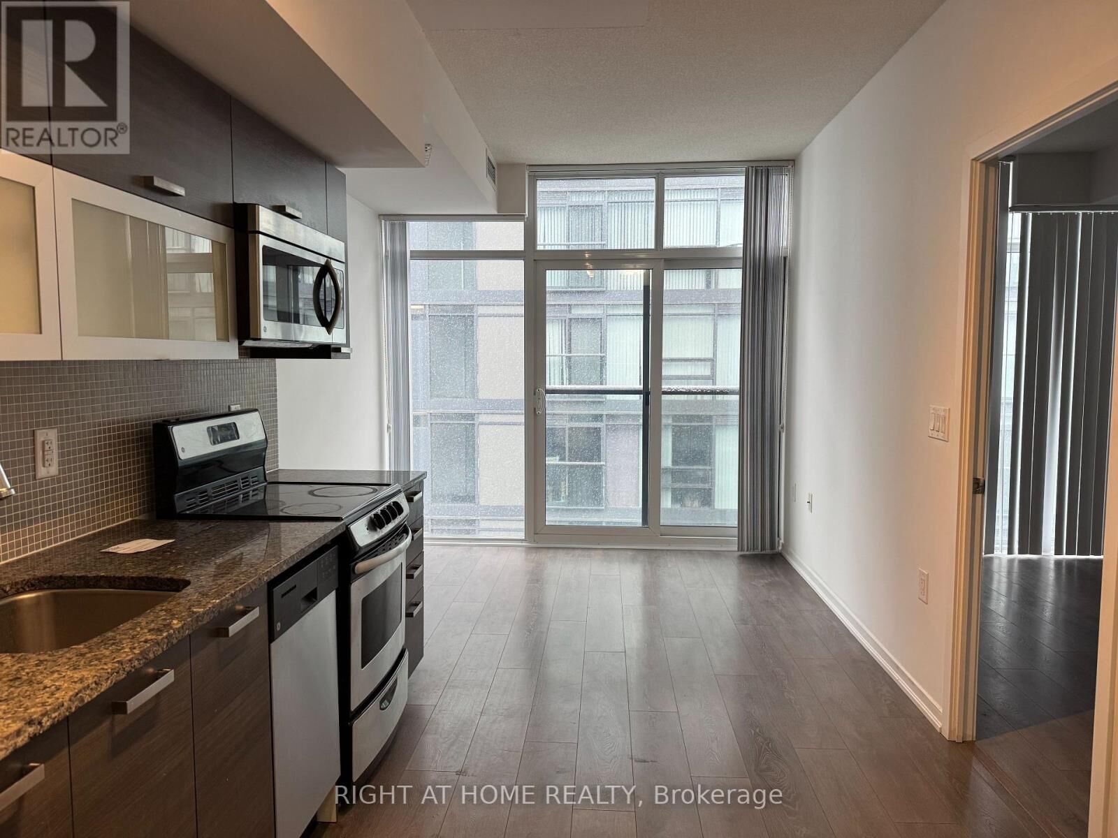 Property Photo:  36 Lisgar Street Ph01  ON M6J 0C7 