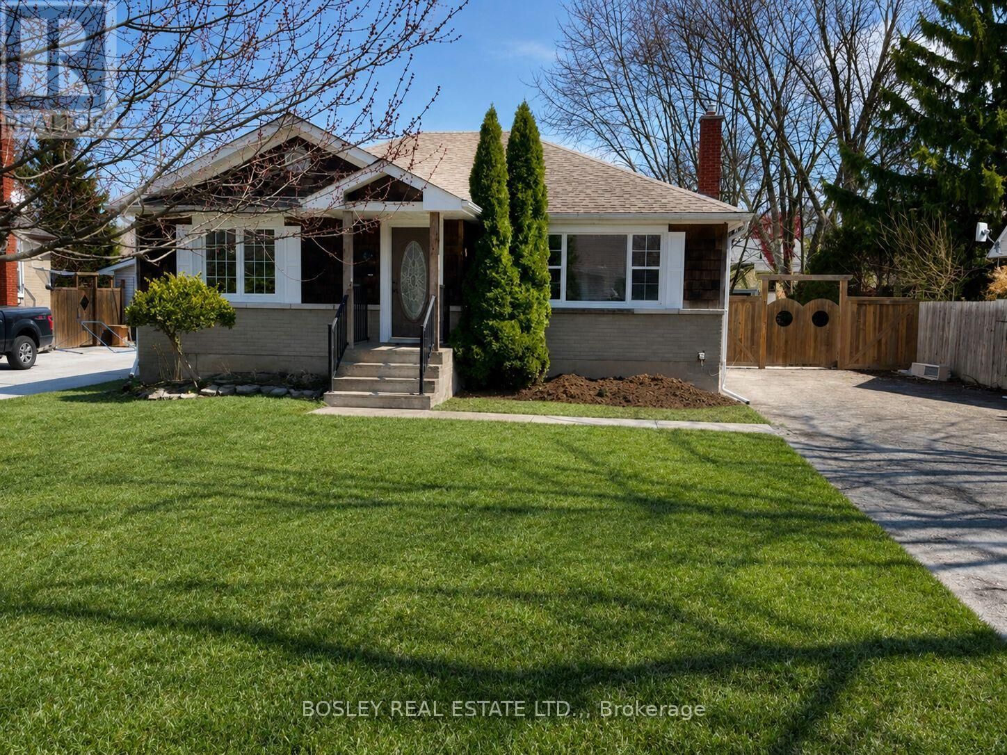 Property Photo:  8 Pearce Avenue  ON L2M 2L8 